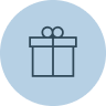 Symbol einer Geschenkbox mit Schleife auf hellblauem Kreishintergrund. Das minimalistische Design vermittelt ein Gefühl von Feierlichkeit und Überraschung. Symbol einer Geschenkbox mit Schleife auf hellblauem Kreishintergrund. Das minimalistische Design vermittelt ein Gefühl von Feierlichkeit und Überraschung.